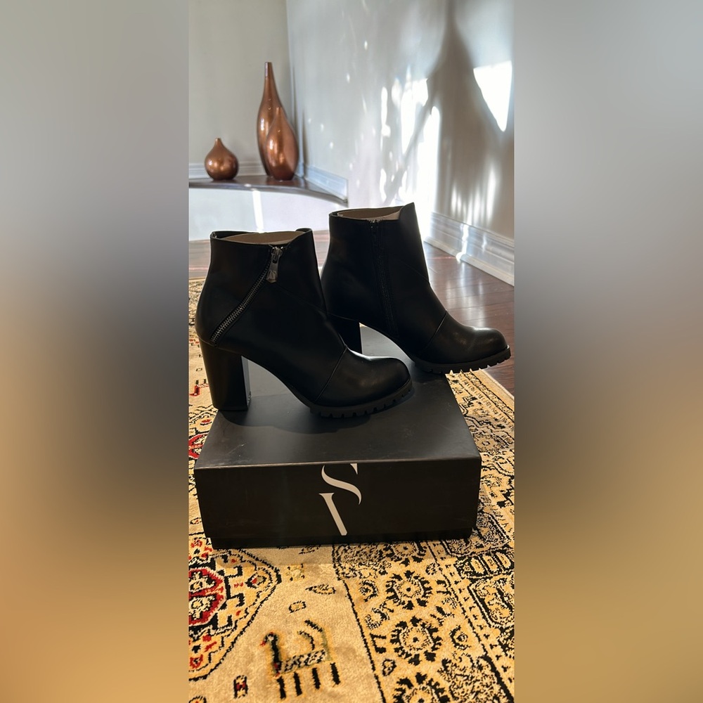 BNIB WOMEN’S SIMPLY VERA BY VERA WANG BLACK HEELED BOOTIES (Size 8)